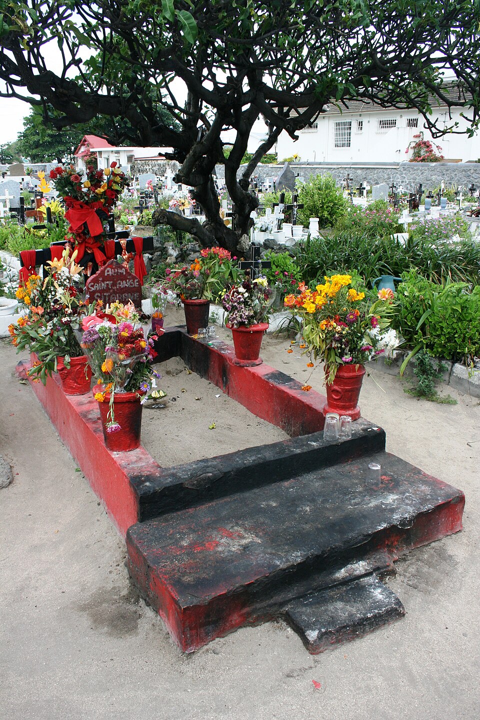 Tombe associée à Sitarane, cimetière de Saint-Pierre